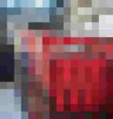 Skis und Stöcke im Skiverleih Bad Hofgastein, umgeben von Helmen und Ausrüstung.