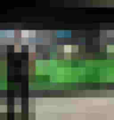 Techniker bedient moderne Skiservice-Maschinen in einem Skiverleih in Bad Hofgastein.